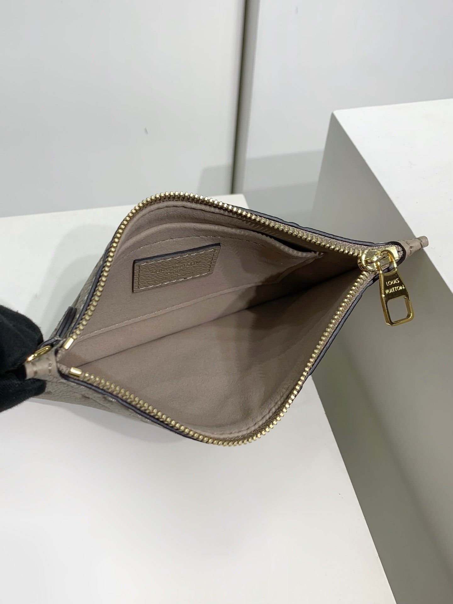 Louis Vuitton Loop Hobo - Image 5