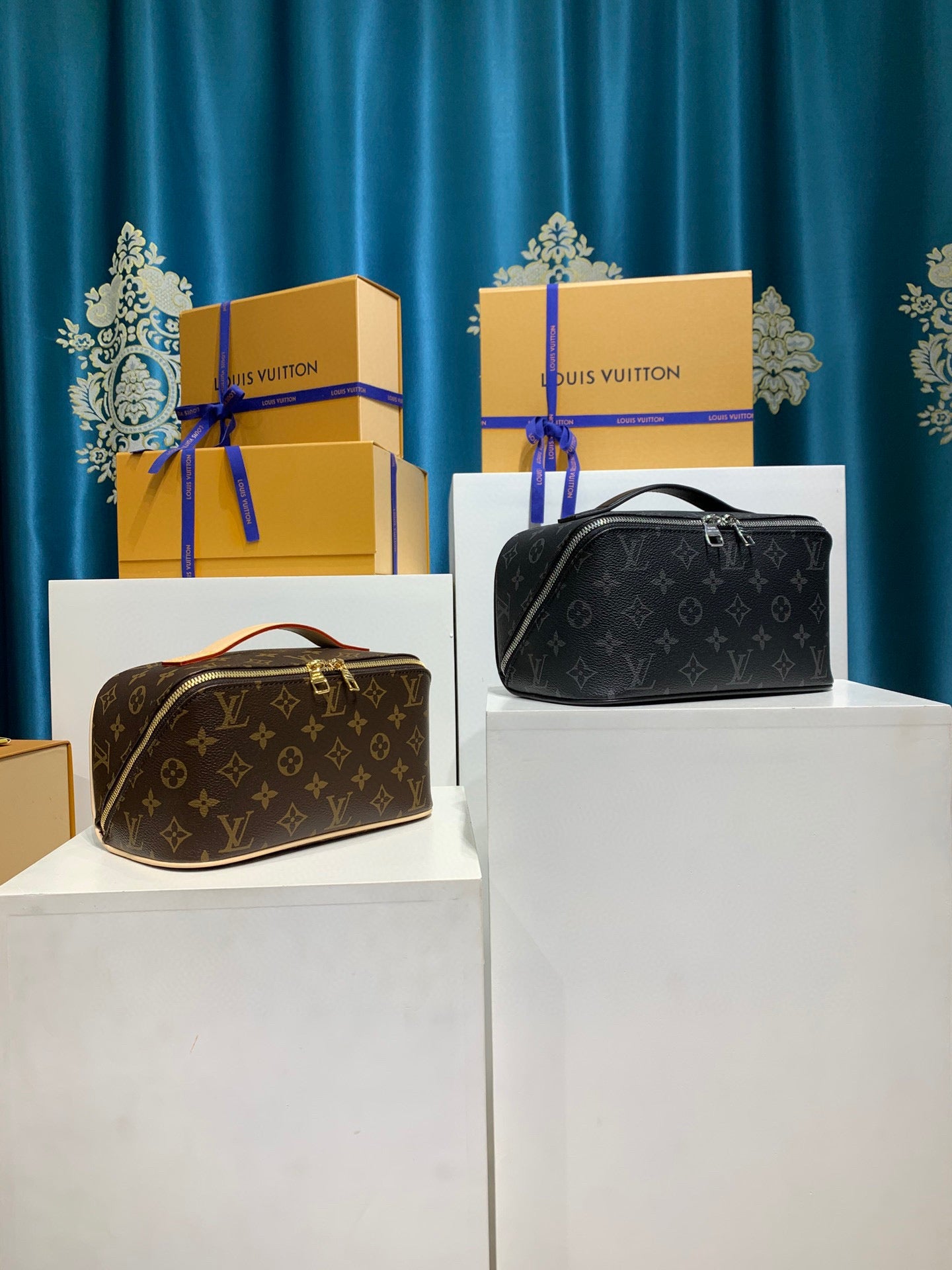 LV Toiletry Bag Monogram - Image 2