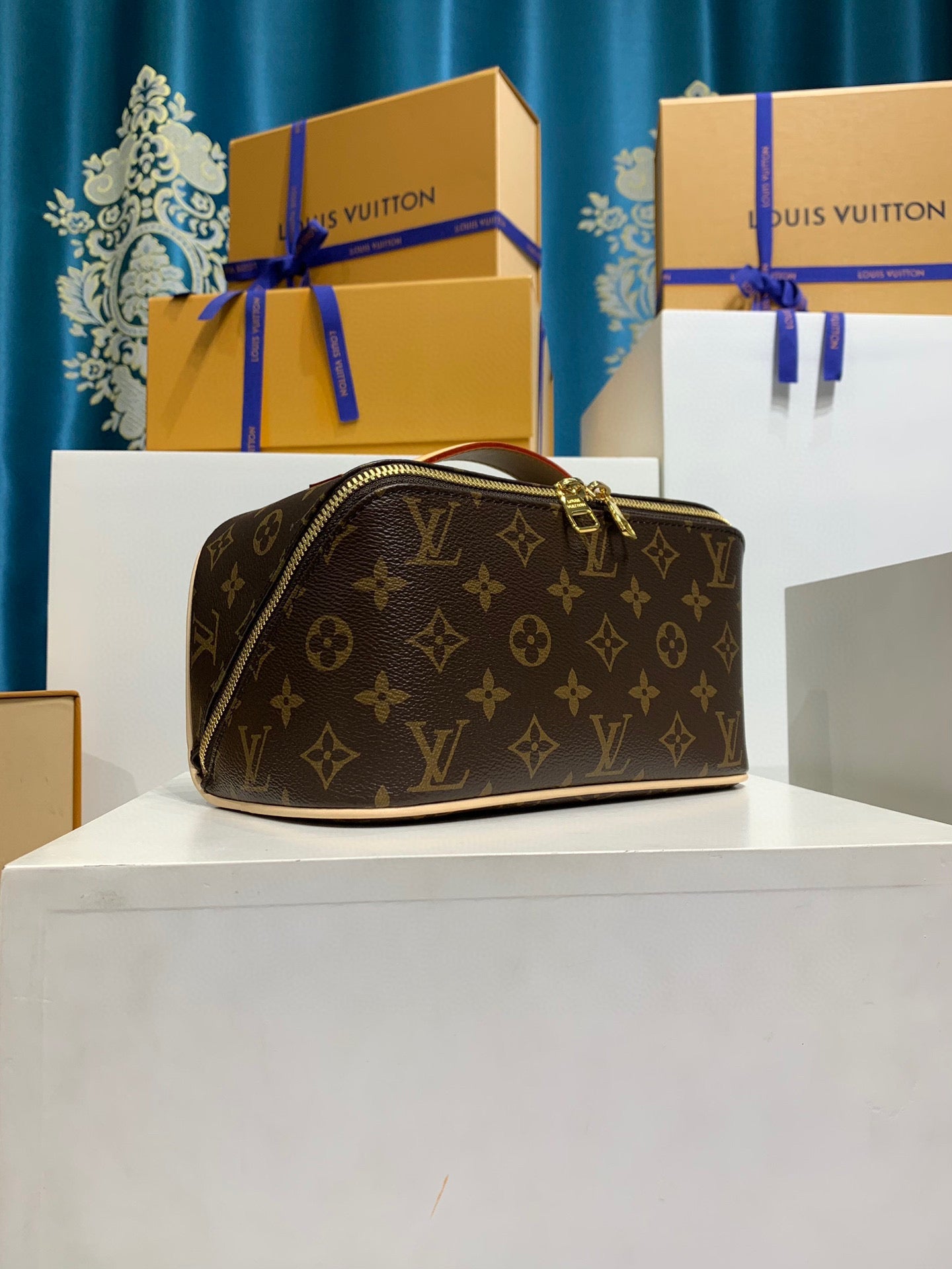 LV Toiletry Bag Monogram - Image 7