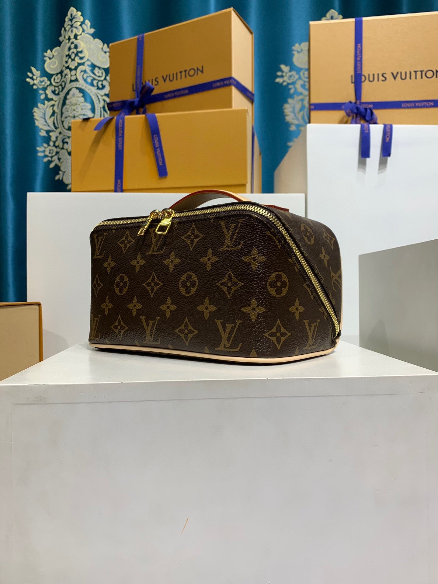 LV Toiletry Bag Monogram - Image 5