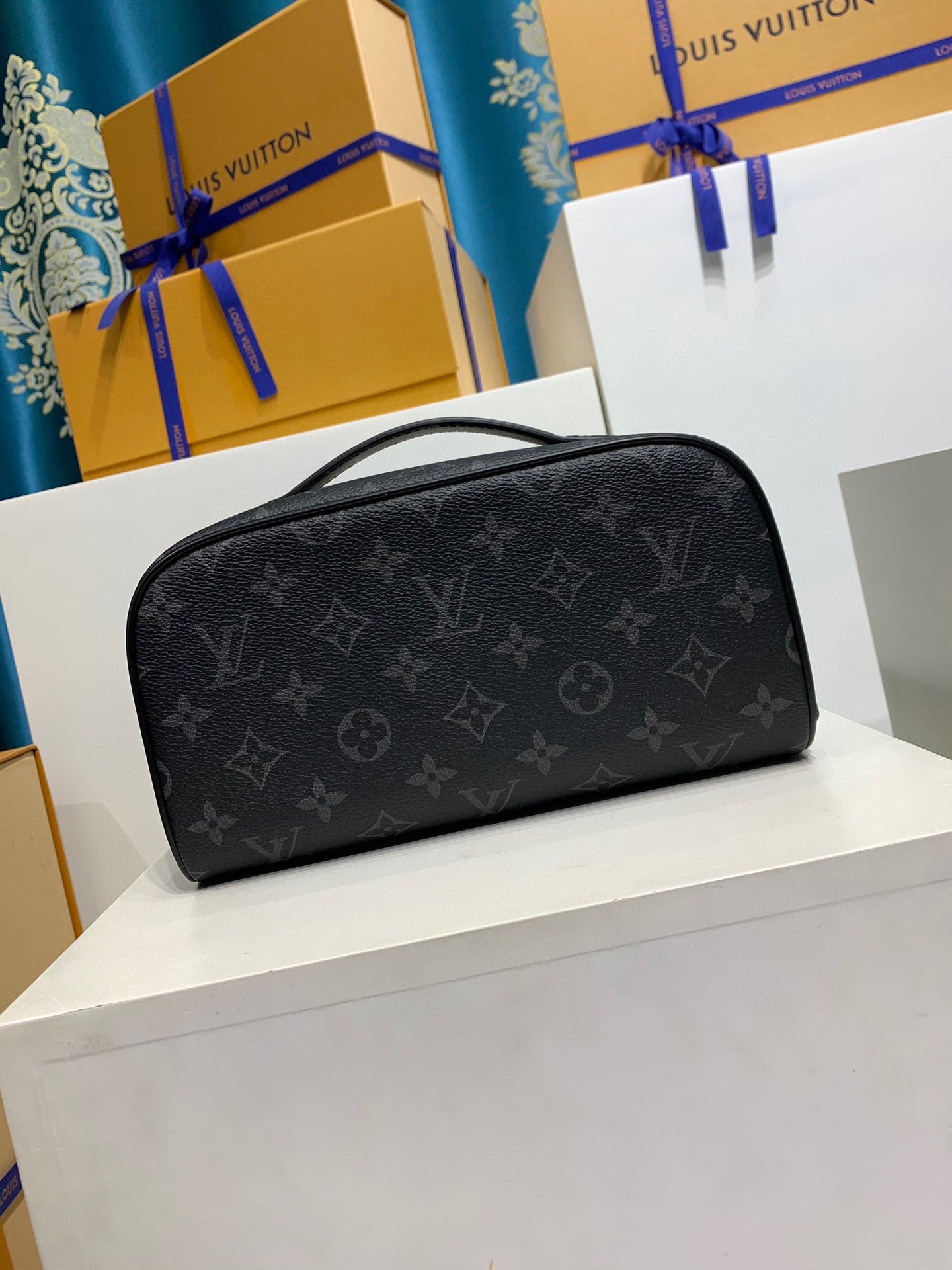 LV Toiletry Bag Monogram - Image 12
