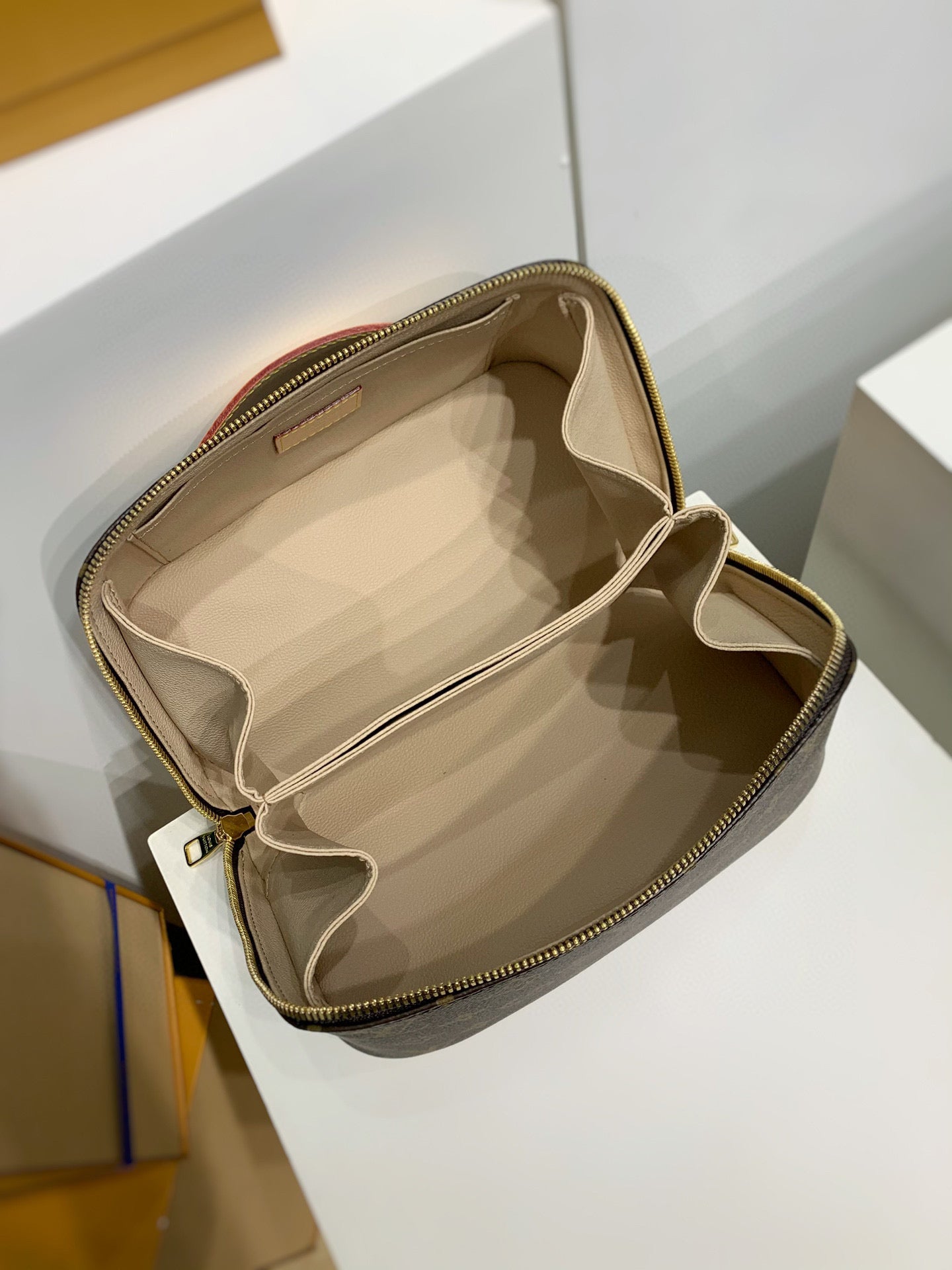 LV Toiletry Bag Monogram - Image 6