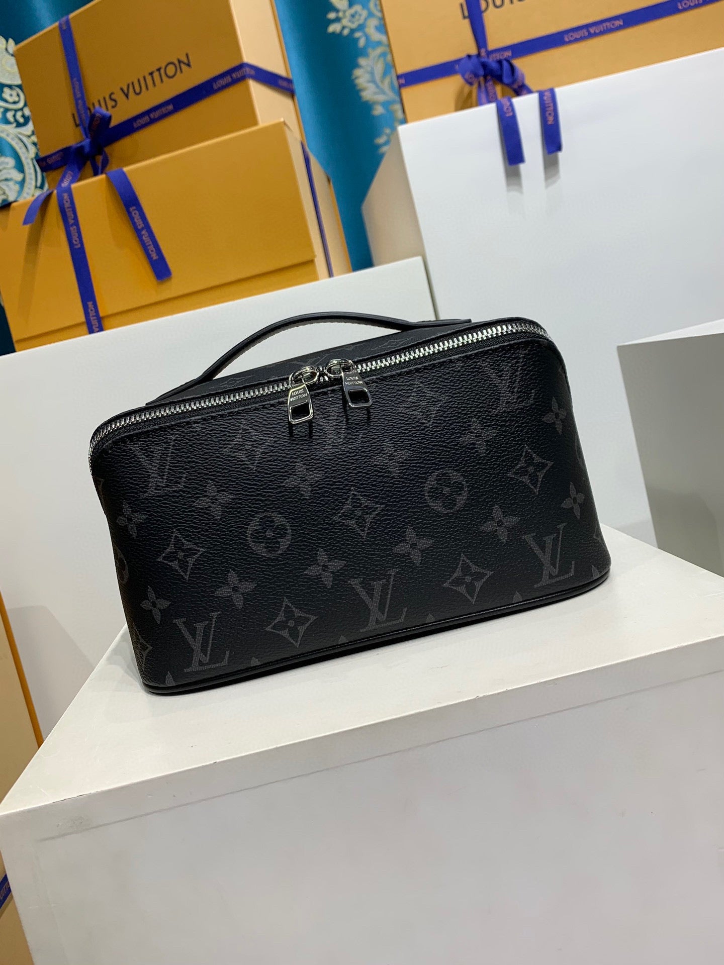 LV Toiletry Bag Monogram - Image 13