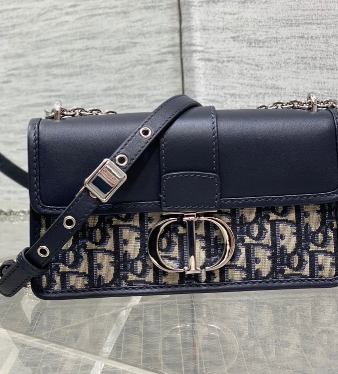 Dior Montaigne 30 East West - Image 2