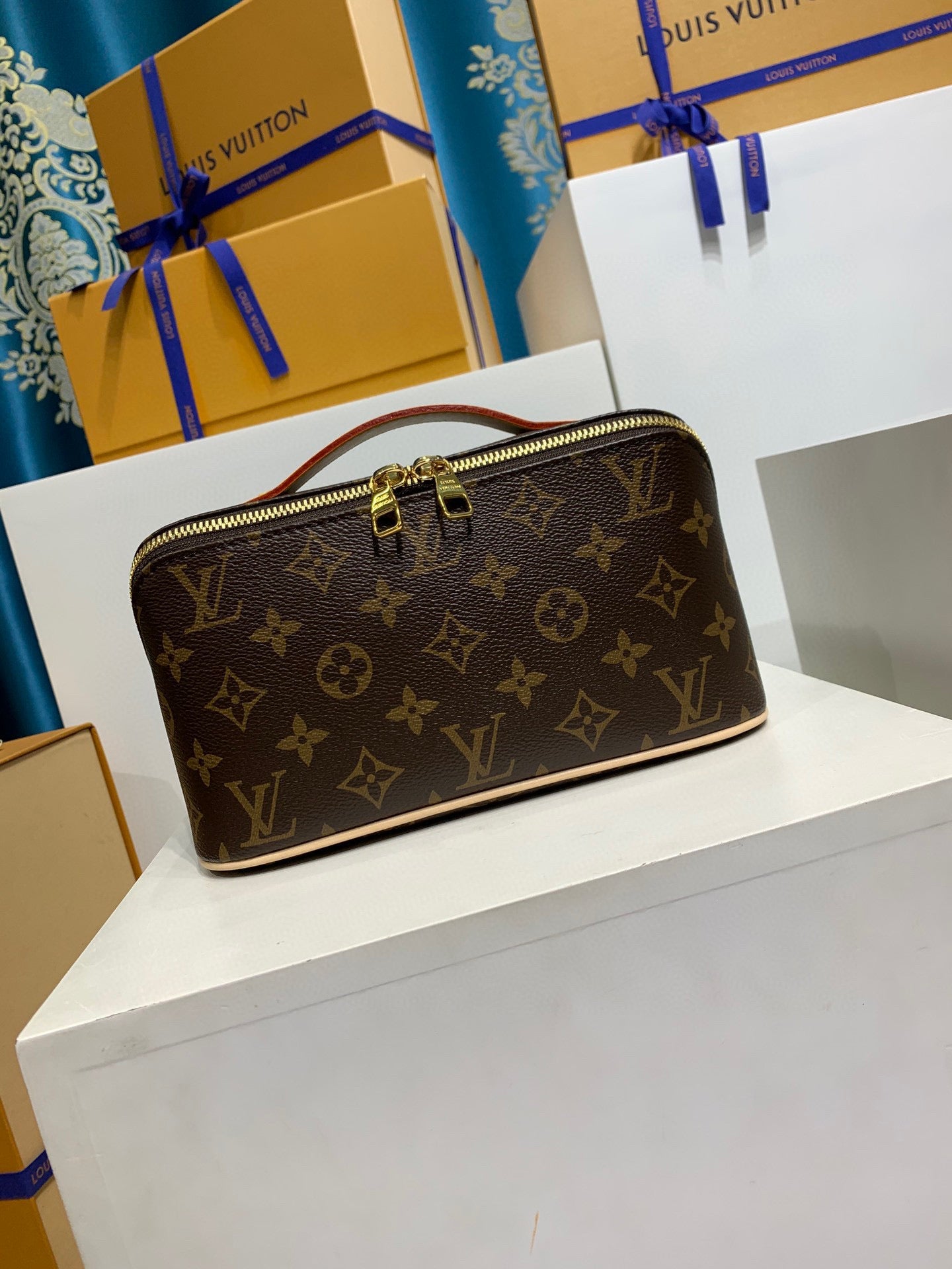 LV Toiletry Bag Monogram - Image 3