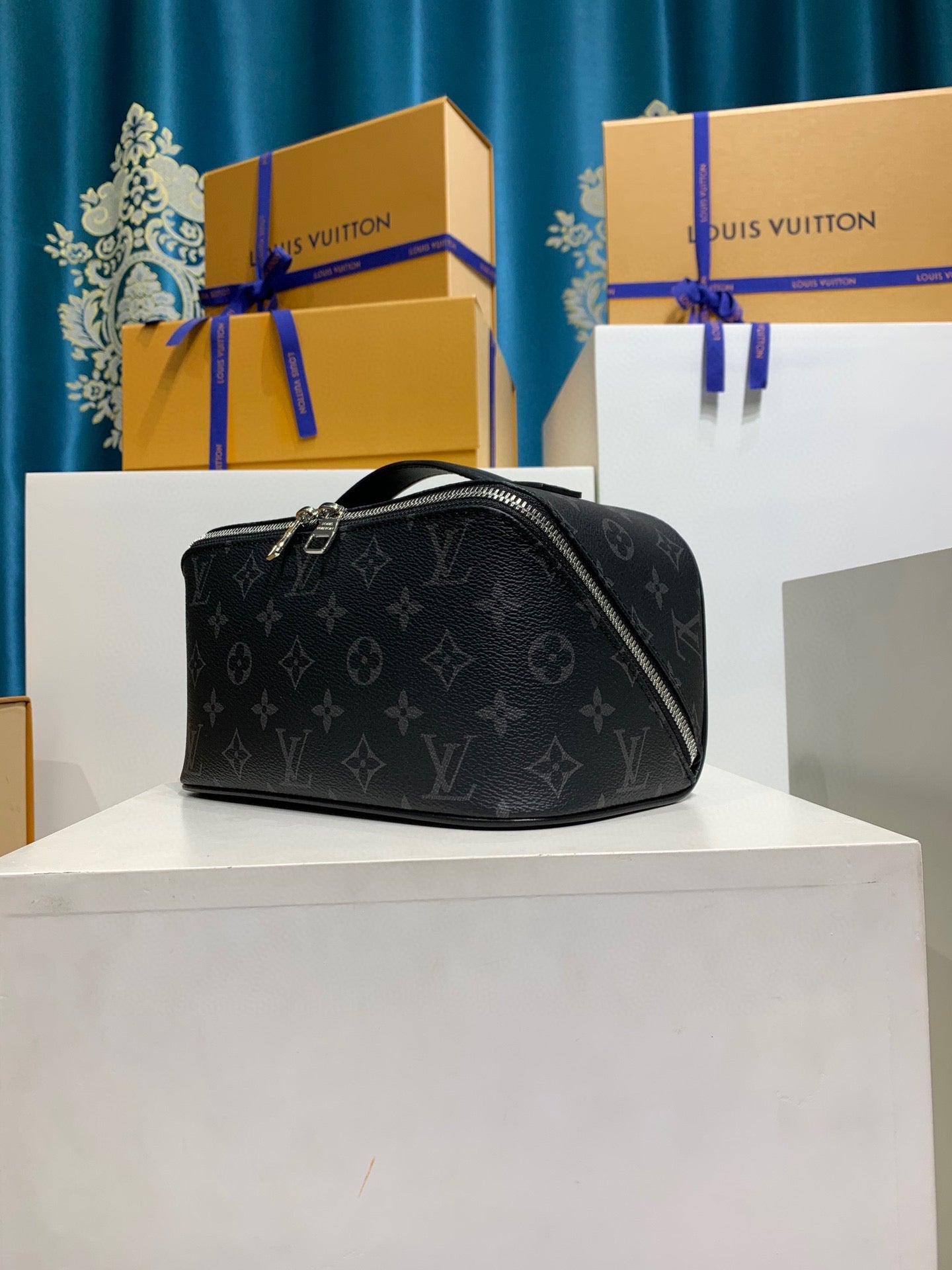 LV Toiletry Bag Monogram - Image 11