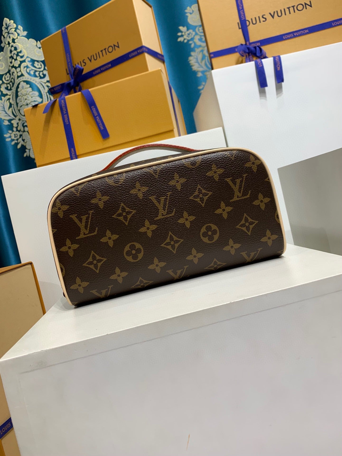 LV Toiletry Bag Monogram - Image 4