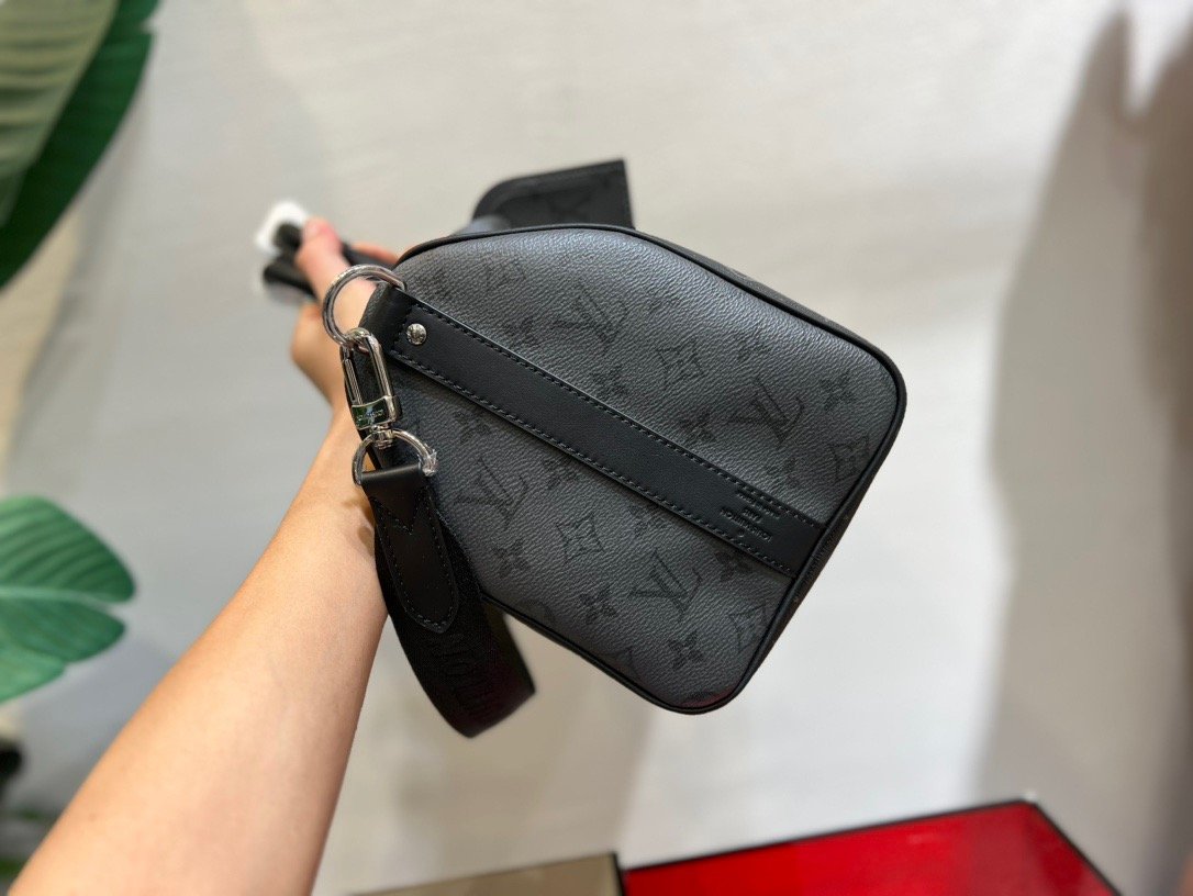 Louis Vuitton Black Keepall Bandoulière - Image 3