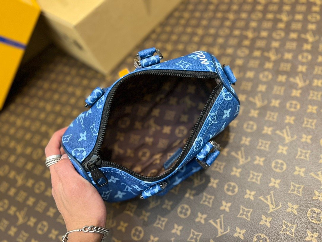 Louis Vuitton Sky Blue Keepall Bandoulière 25 - Image 8