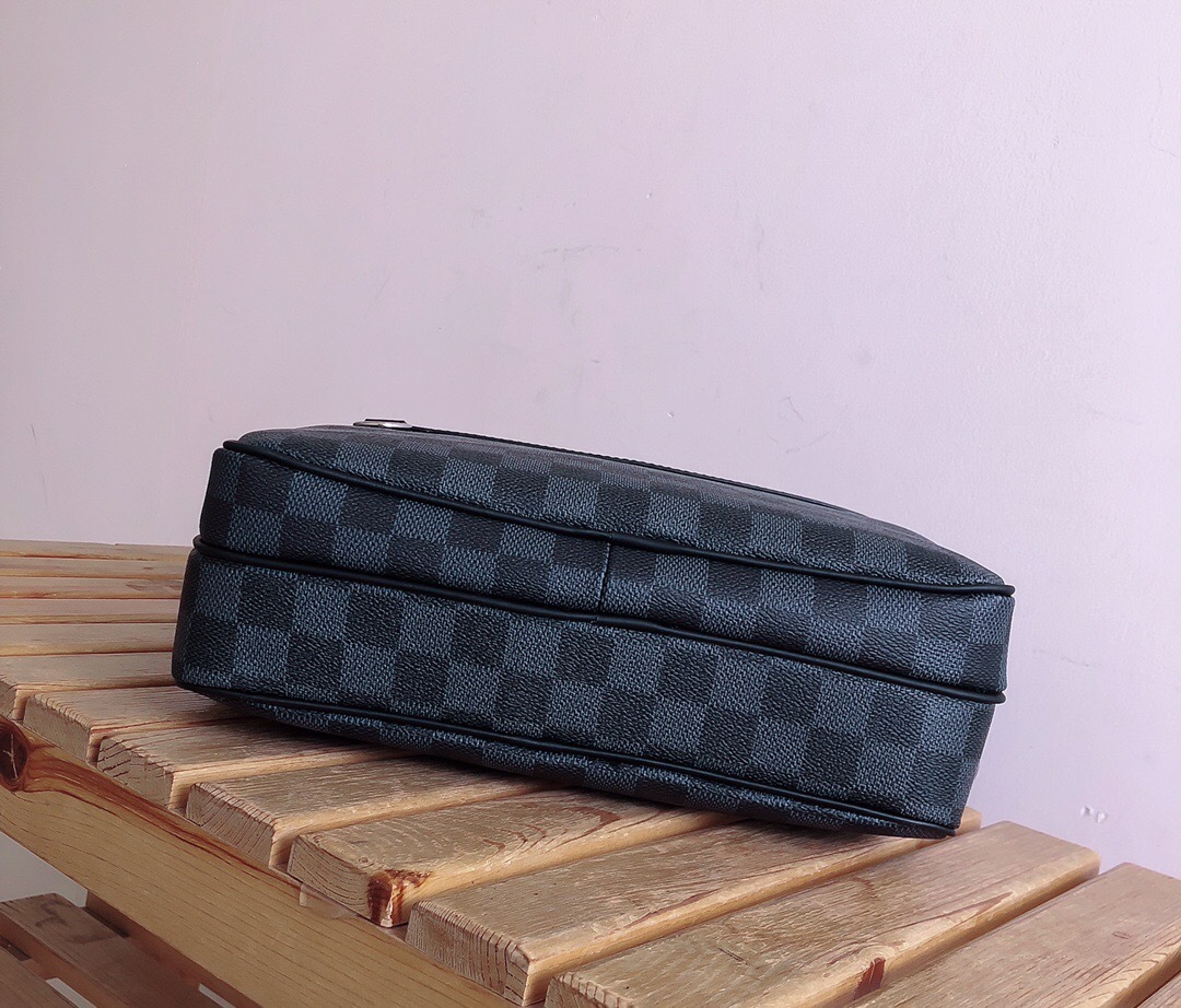 LV Trocadero Messenger Bag - Image 4